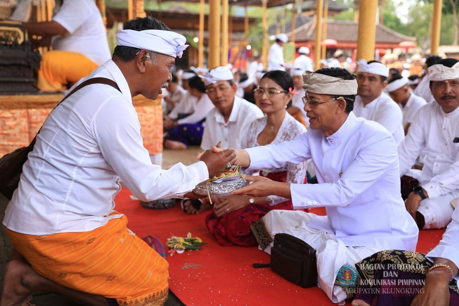 Bupati Klungkung I Made Satria bersama Ny.Eva Satria, Kepala OPD beserta jajaran Pemkab di Pura Pasar Agung Giri Tohlangkir di Banjar Sogra, Desa Sebudi, Selat, Karangasem, Sabtu (15/11/2025).