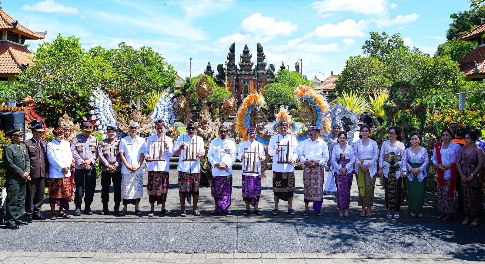 Bupati Wayan Adi Arnawa Bersama Wabup Bagus Alit Sucipta dan para Mantan Bupati Badung saat Pawai Budaya di depan Kantor Bupati Badung, Minggu (16/11).