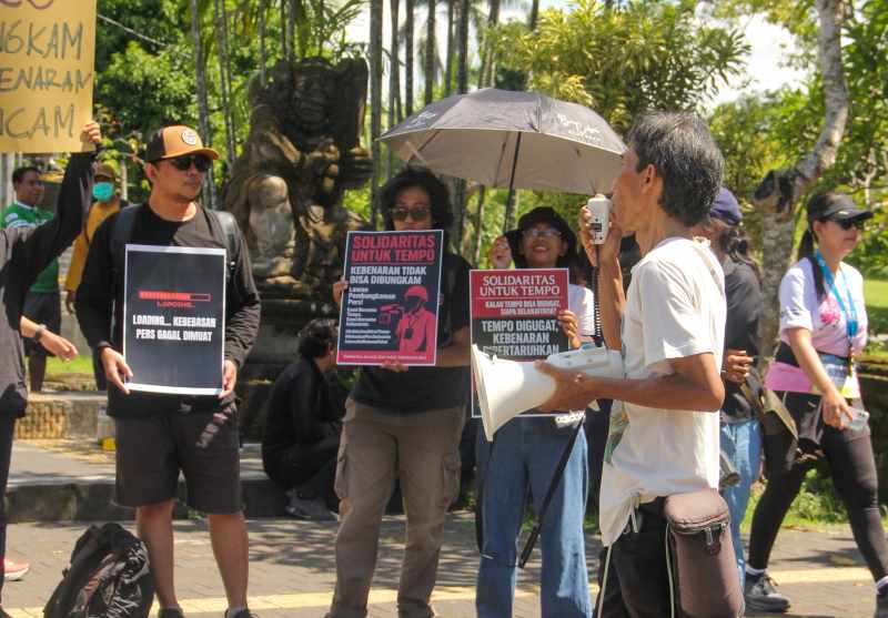 KECAM UPAYA PEMBUNGKAMAN MEDIA : Miftahuddin, salah seorang peserta unjuk rasa mengecam upaya pembungkaman Tempo. (foto:Solidaritas Jurnalis Bali)