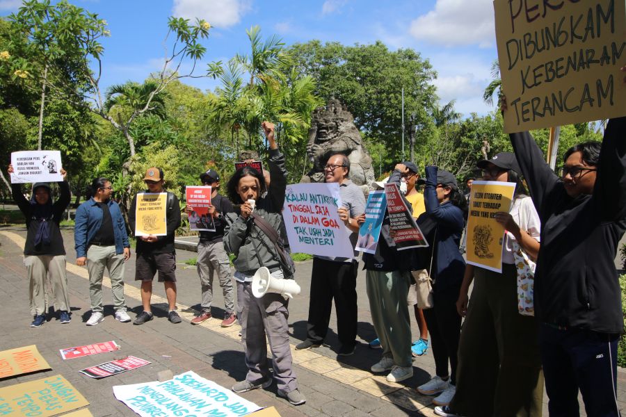 Elemen Solidaritas Jurnalis Bali )SJB) plus masyarakat sipil saat aksi demonstrasi mengecam gugatan pada TEMPO di depan Bajra Sandi Renon, Minggu 16 November 2025