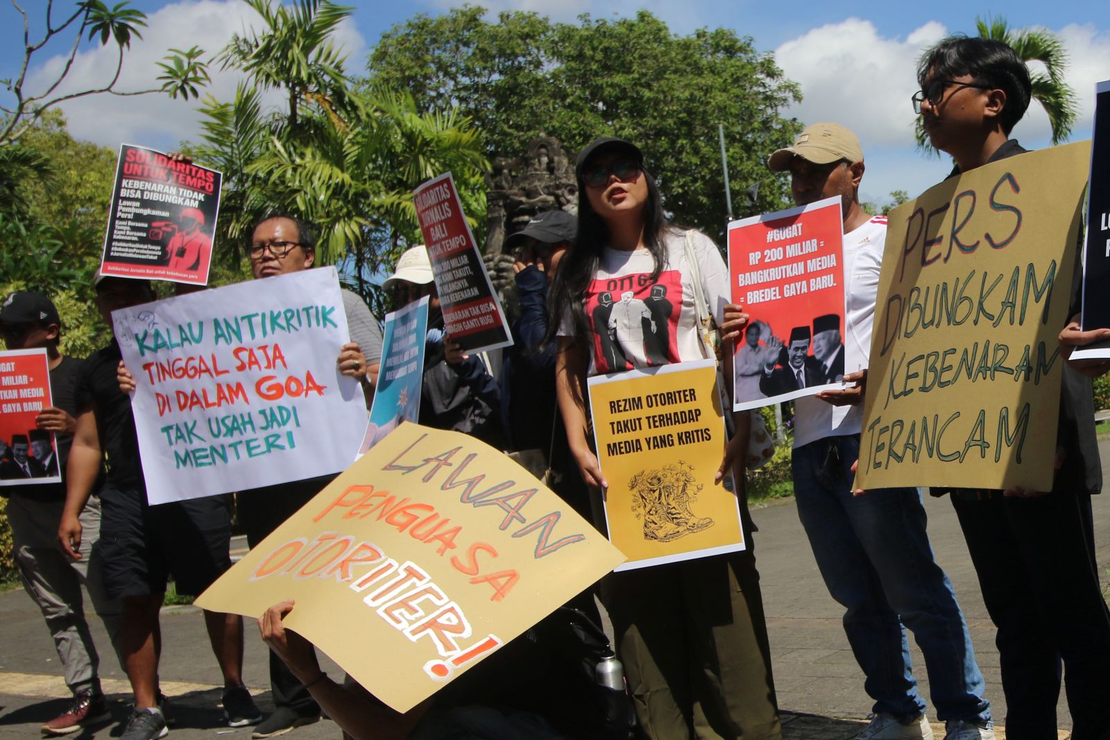 Solidaritas Jurnalis Bali (SJB) mengecam gugatan Mentan Amran Sulaiman pada TEMPO di Renon Denpasar, Minggu 16 November 2025