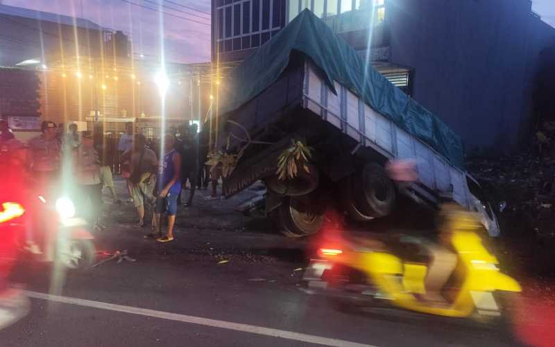 TERGULING: Kecelakaan truk di Jalan Pulau Moyo, tepatnya di sebelah Gang Subak Sari, Pedungan.(ist)