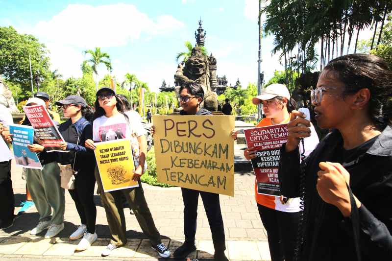 TAK ADA PERJUANGAN SIA-SIA: Aksi Solidaritas Jurnalis Bali (SJB) mendukung Tempo,menolak gugatan Menteri Amran Sulaiman, di Monumen Bajra Sandhi, Renon. (foto:miftahuddin)