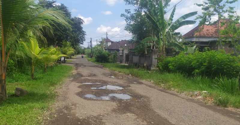 PARAH : Kondisi jalan di Desa Baluk, Kecamatan Negara, rusak berat yang belum diperbaiki. (foto: M.Basir/Radar Bali)