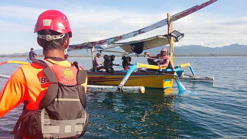 MASIH DICARI: Pencarian buruh proyek yang hilang terseret arus sungai Bilukpoh, di tengah laut. (foto: SAR Jembrana)