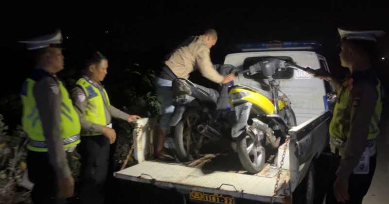 DIANGKUT : Polisi mengangkut motor pembalap liar saaat penggerebekan. (Foto: Humas Polres Klungkung)