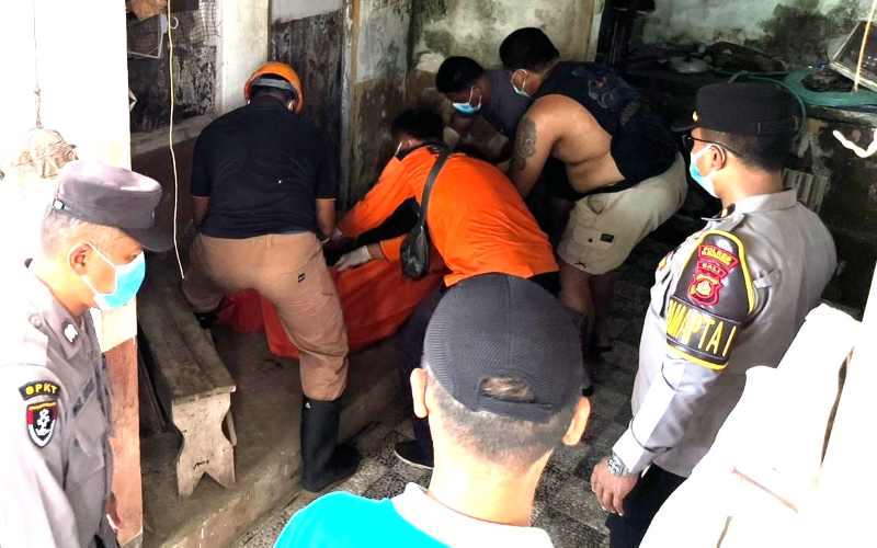 DIEVAKUASI : Evakuasi jenazah I Nengah Supat, 72 warga Dusun Anjingan, Desa Getakan, Kecamatan Banjarangkan ditemukan tidak bernyawa. (Foto: Humas Polres Klungkung)