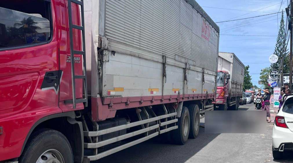 DI SINI KEJADIANNYA : Nahas seorang ibu di Buleleng terlindas ban truk tronton, lantaran motornya terpeleset saat hendak menyeberang jalan.( Foto: Polres Buleleng untuk Radar Bali)