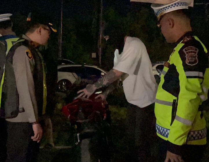 RAZIA: Polisi menahan dan interogasi sejumlah pengendara di di kawasan Sunset Road, Kuta, Minggu (16/11/2025).