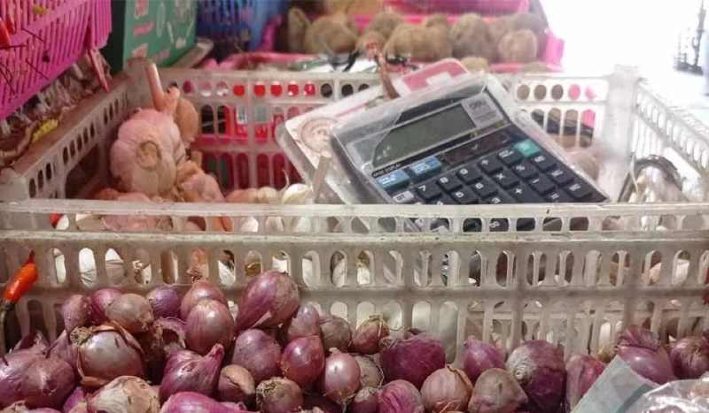 NAIK KARENA HARI RAYA : Kebutuhan pokok di Pasar Tabanan yang alami kenaikan jelang Galungan dan Kuningan . (juliadi/radar bali)