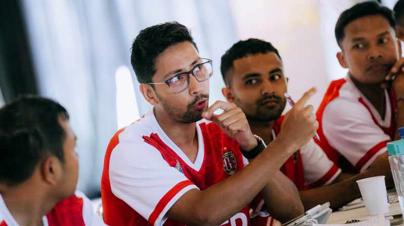 ASAL INDIA : Pelatih muda asal India bernama Adnan.(foto: Media Bali United)