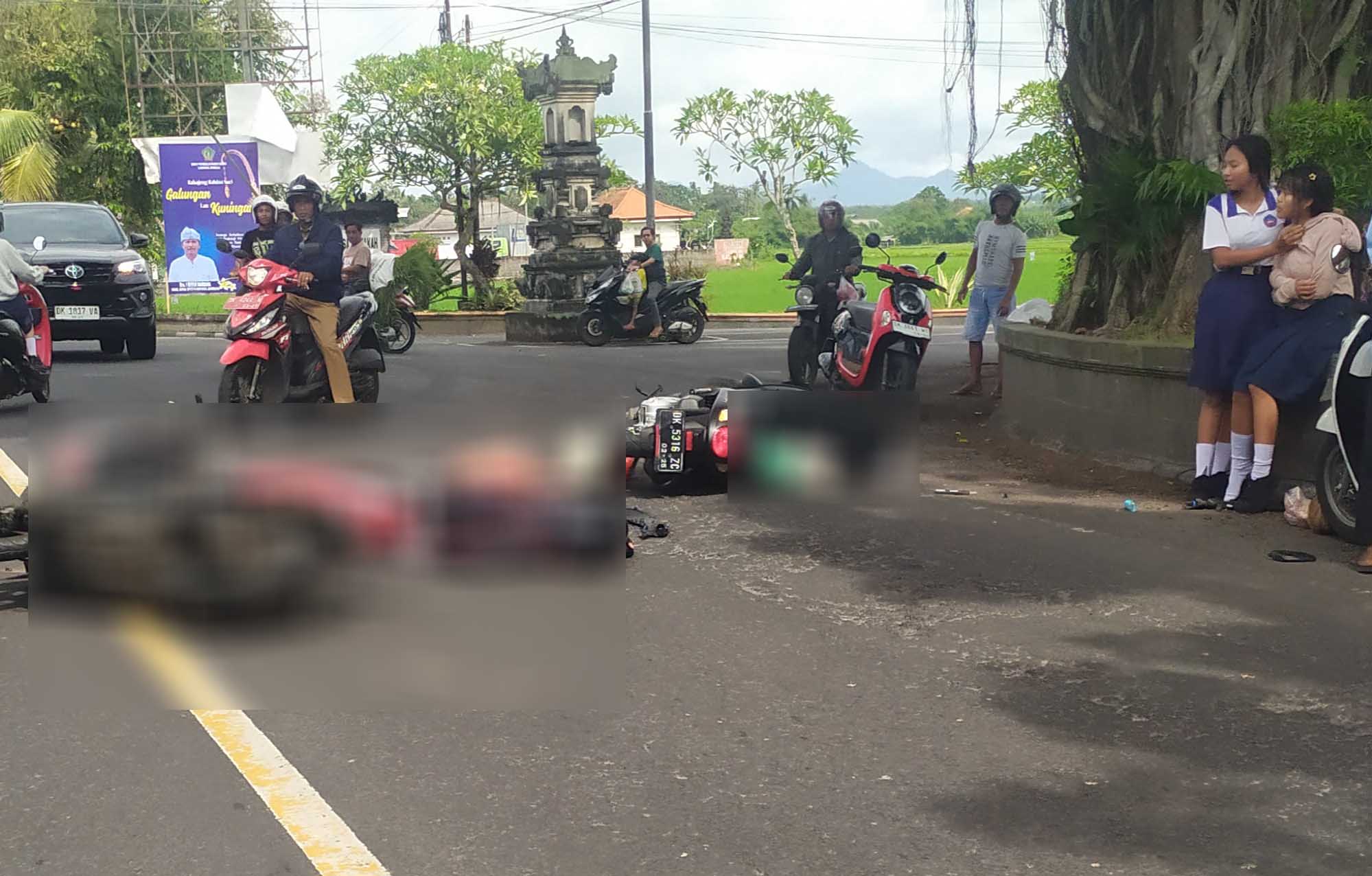 TABRAKAN : Kecelakaan dua motor di Jalan Denpasar - Gilimanuk, tepatnya di simpang empat Desa Kaliakah, Kecamatan Negara. (M.Basir/Radar Bali)