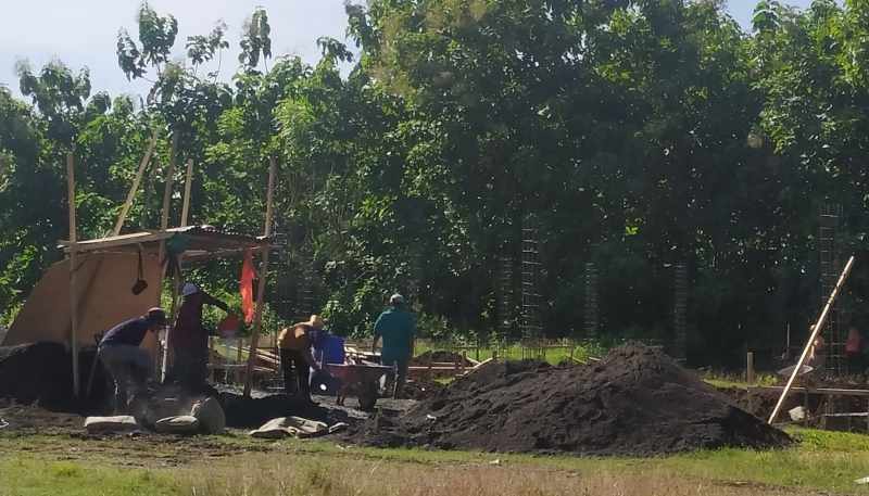 SEDANG DIBANGUN: Pembangunan gerai KDMP di Desa Desa Tegal Badeng, Barat. (foto: M.Basir)