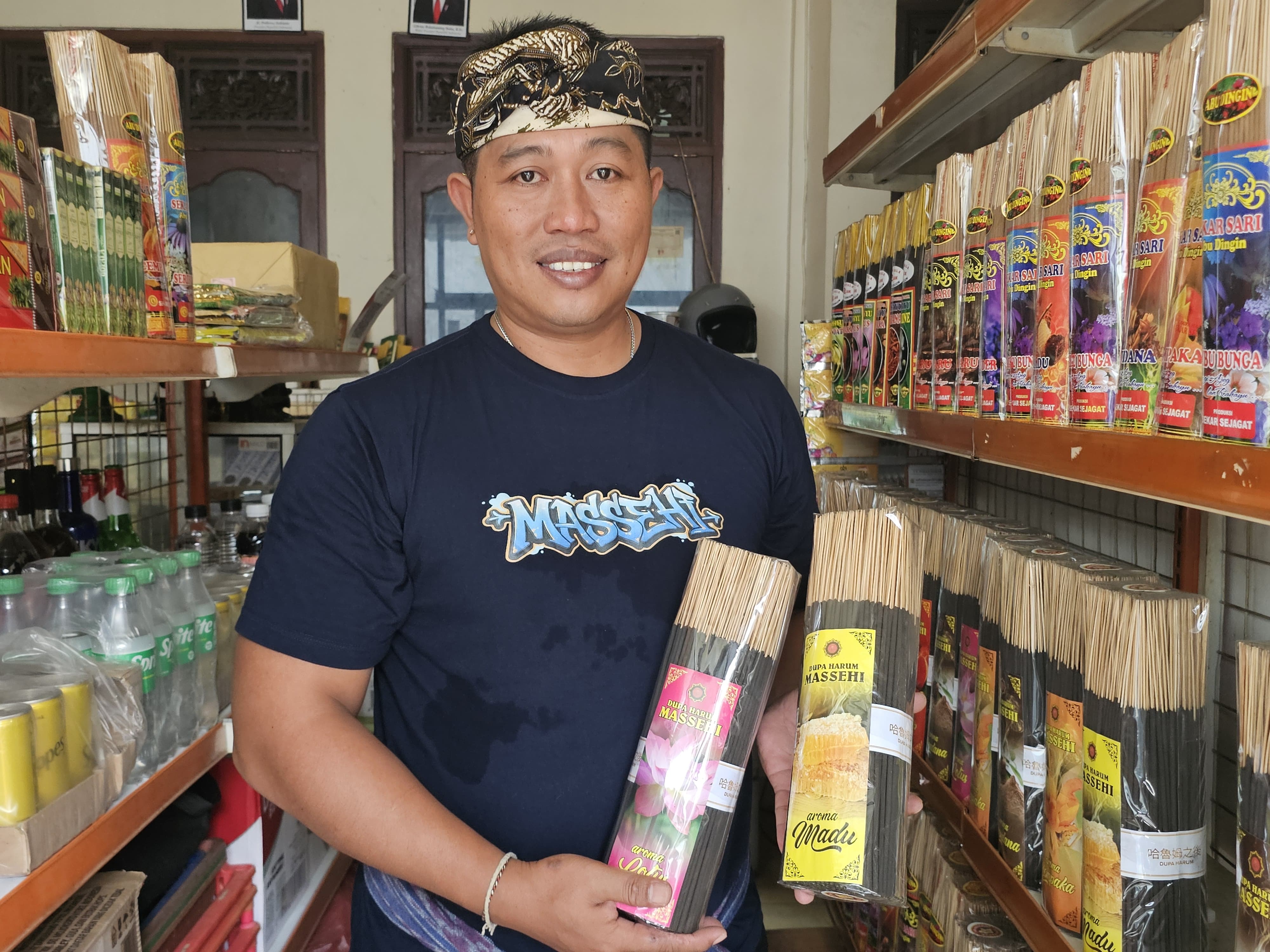 TEKUN: Made Dwipa Adnya ditemui di toko dupa miliknya di kawasan Monang - Maning, Denpasar, Jumat (14/11). (Foto: Novi Febriani/Radar Bali)