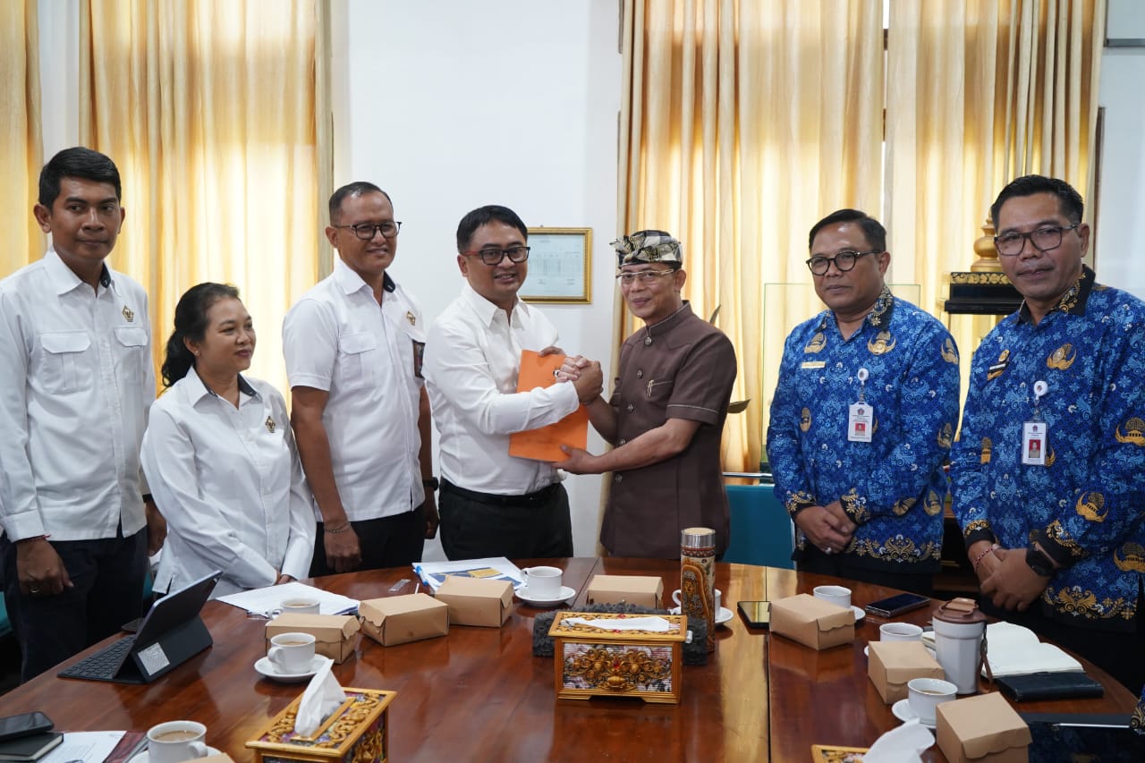 Bupati Klungkung I Made Satria memimpin kegiatan Exit Meeting bersama BBPK) RI Perwakilan Provinsi Bali di Ruang Rapat Kantor Bupati Klungkung, Senin (17/11).