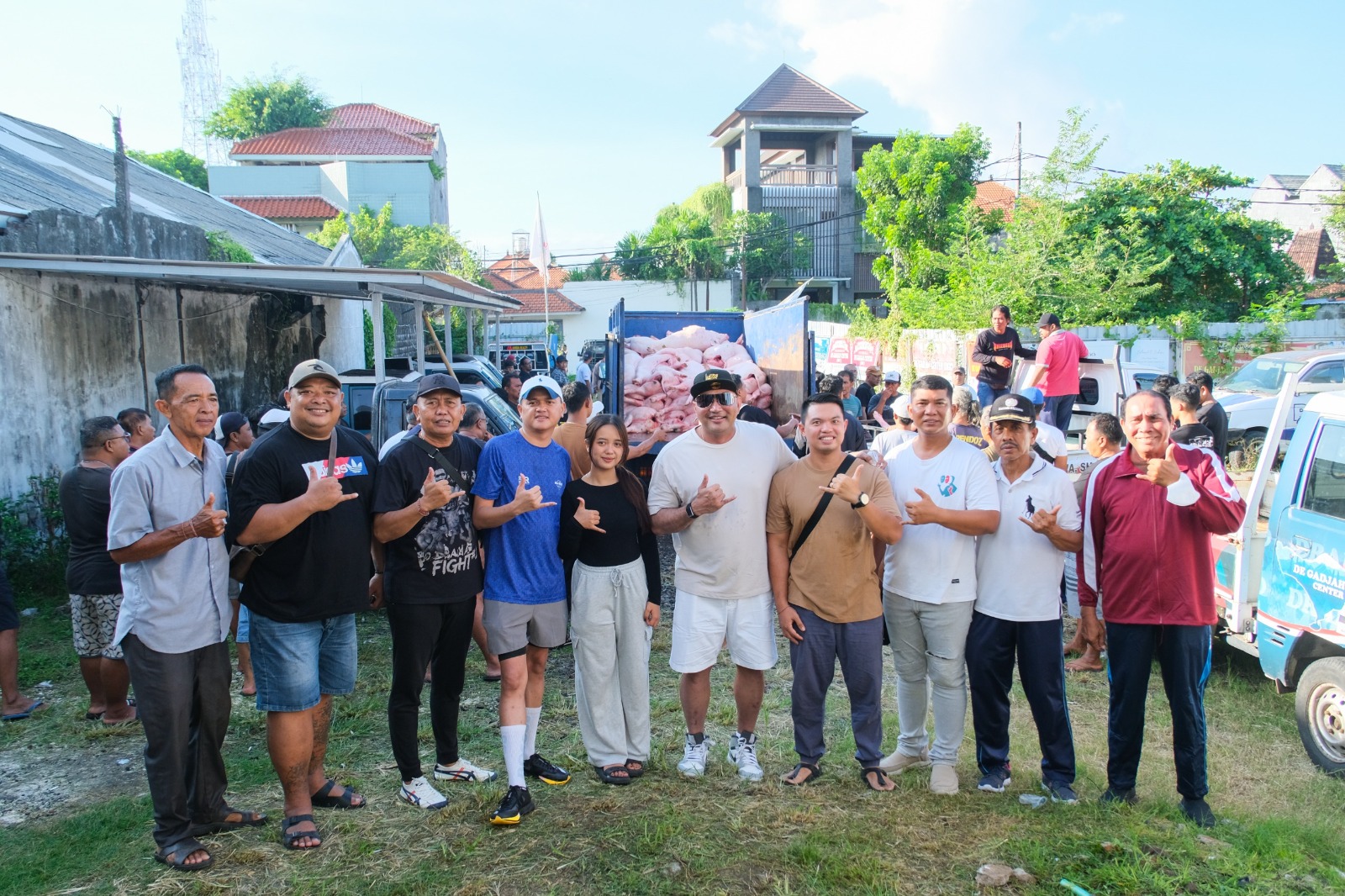JAGA TRADISI: Ketua DPD Gerindra Bali Made Muliawan Arya (De Gadjah) membagikan ratusan babi ke relawan jelang Galungan, Senin (17/11/2025).