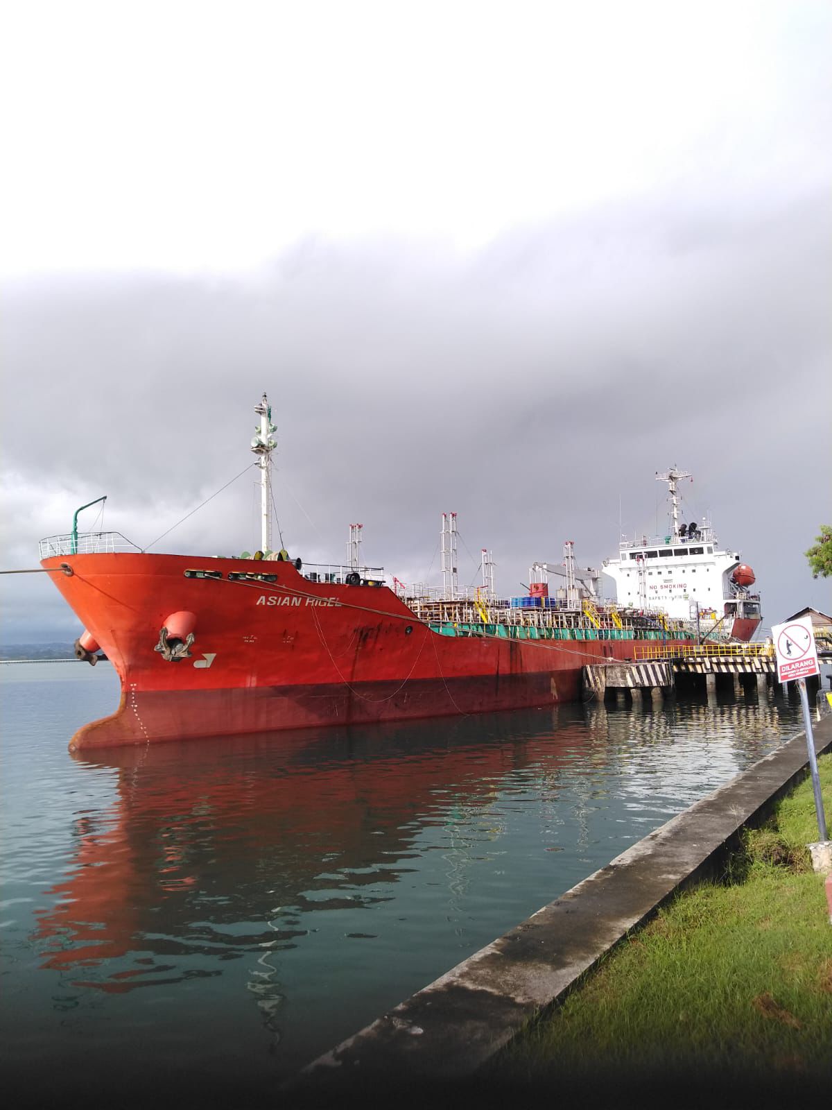 Kapal bermuatan 2000 KL Pertamax dan 3000 KL Pertalite sudah sandar di Bali (17/11/2025).
