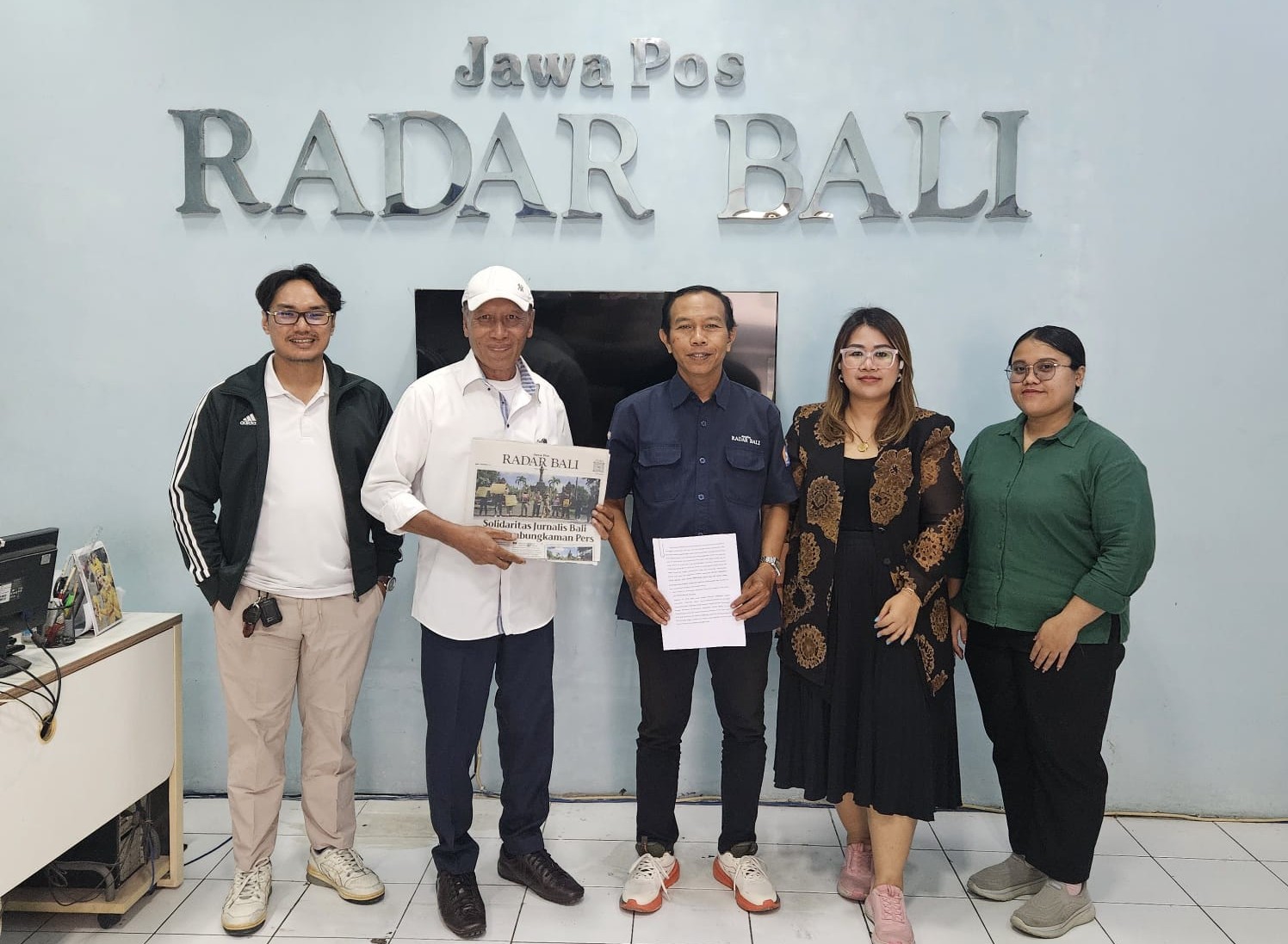KLARIFIKASI: Humas PT. Klin Pengambengan  Gede Agung Jonapartha (pegang koran) dan kuasa hukum PT. Klin Dr. Putu Eka Trisno Dewi (dua dari kanan) saat menyampaikan surat klarifikasi (17/11/2025