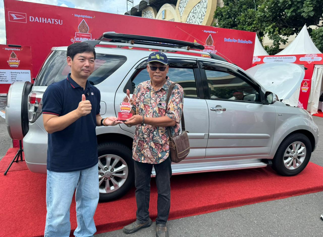 Daihatsu memberikan apresiasi kepada Bambang Sutrasto, pelanggan asal Sleman, yang telah setia menggunakan Daihatsu Terios selama 15 tahun.