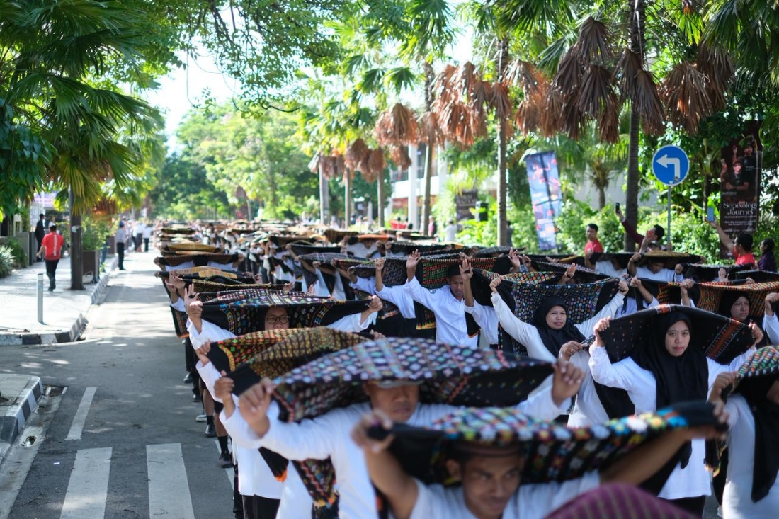 Aksi kolosal Bentang Kain Songke Manggarai yang melibatkan total 1.507 peserta dalam pembukaan Komodo Waterfront Festival (KWF), Sabtu (15/11/2025) di Labuan Bajo.