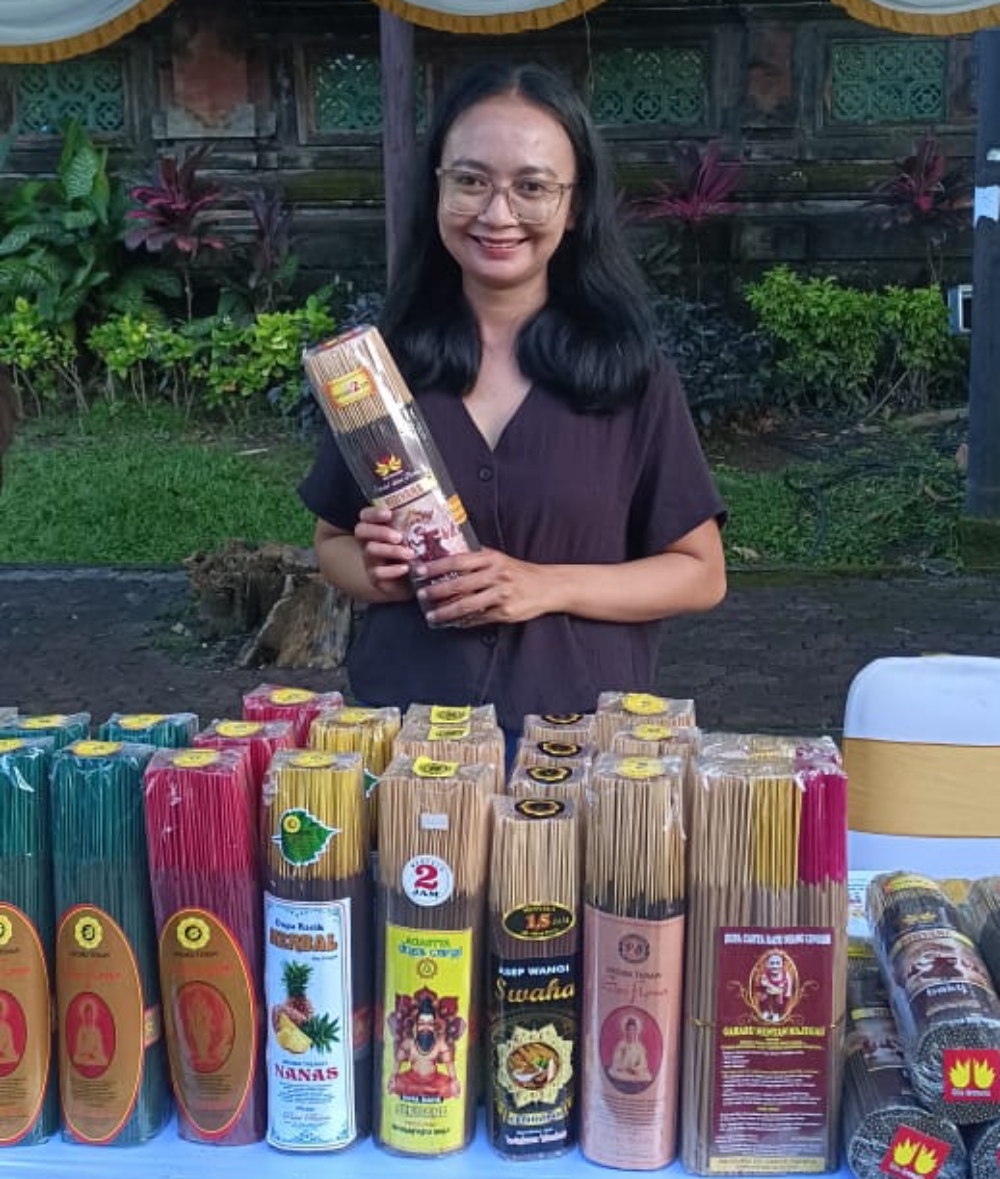 Salah satu peserta UMKM binaan BRI, Anak Agung Wirai Astuti, yang memproduksi dan menjual dupa khas Bali.