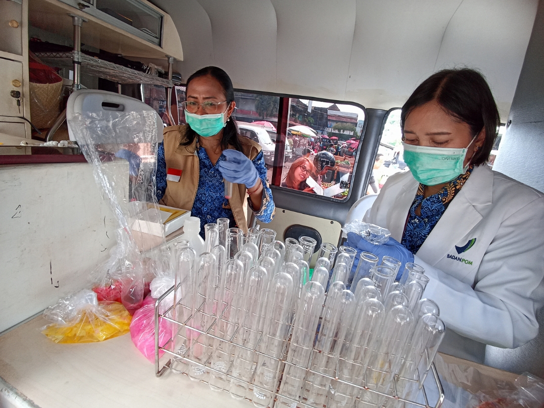 Tim BBPOM di Denpasar melakukan uji sample terhadap sejumlah produk pangan yang dijual di Pasar Kreneng, Denpasar, Senin (16/11/2025).