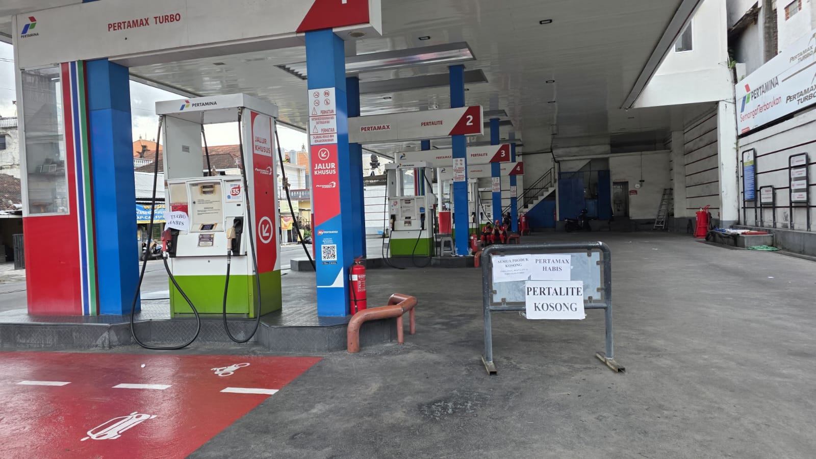LENGANG: Beberapa SPBU di kota Denpasar terlihat sepi karena semua jenis BBM kosong alias tak ada stok.