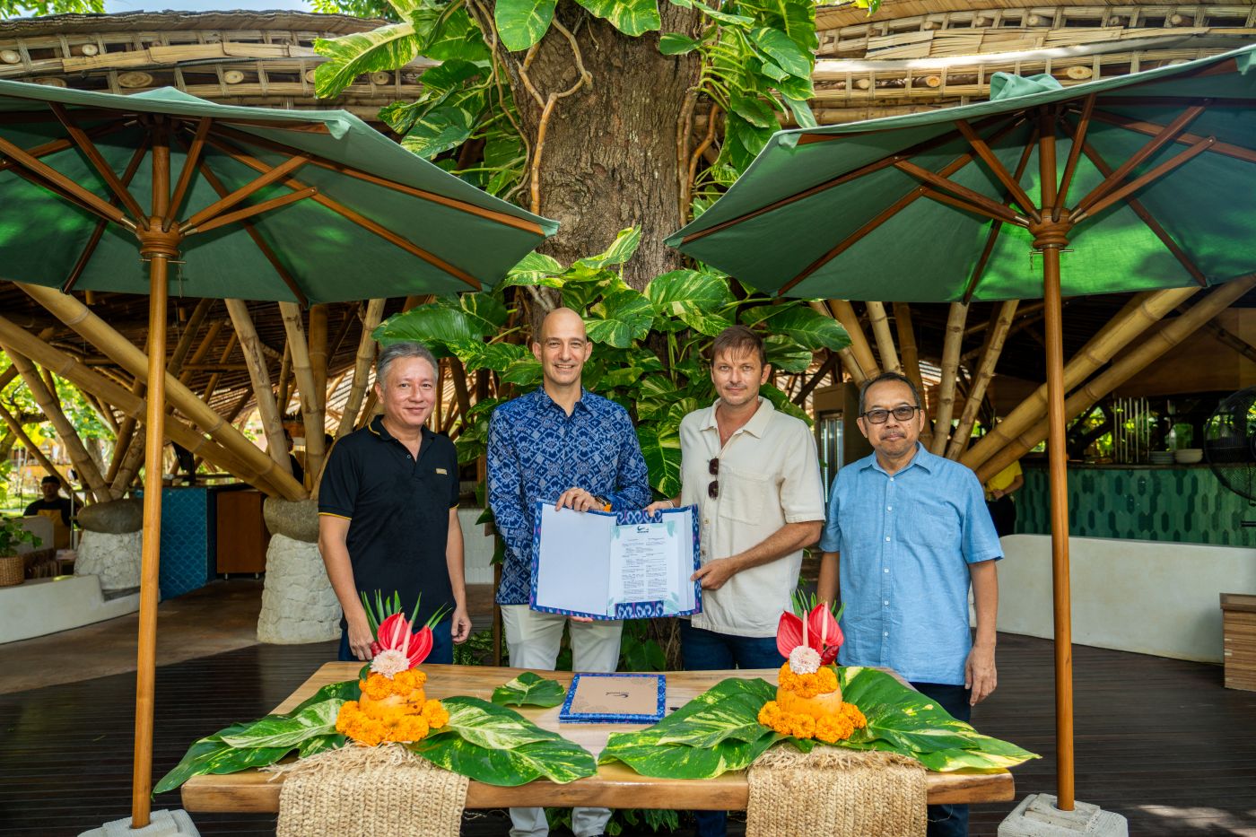 Sayan Gulino, Komisaris PT Bali Ocean Magic; Francisco Pimenta, CEO dan General Manager Waterbom Bali; didampingi Trisno Nugroho selaku Komisaris WaterBom, saat MoU Senin 17 November 2025