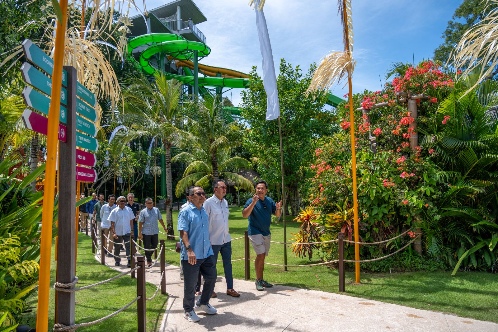 DESTINASI HIJAU: Direksi WaterBom dan Marriot Bonvoy serta undangan saat mengitari area WaterBom yang hijau penuh pepohonan.