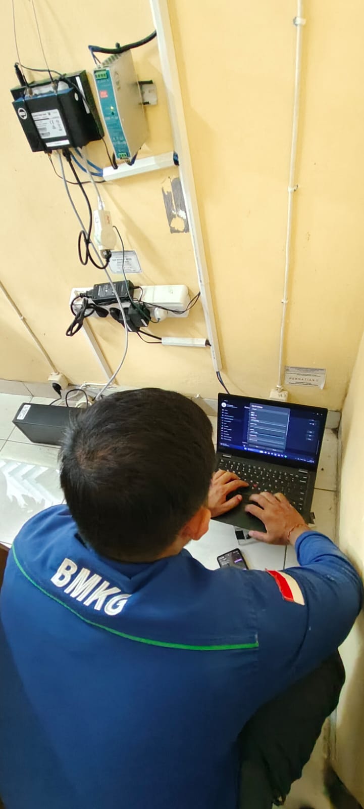 INSPEKSI RUTIN - Petugas BMKG melakukan pemeriksaan alat intensity meter di Jembrana.