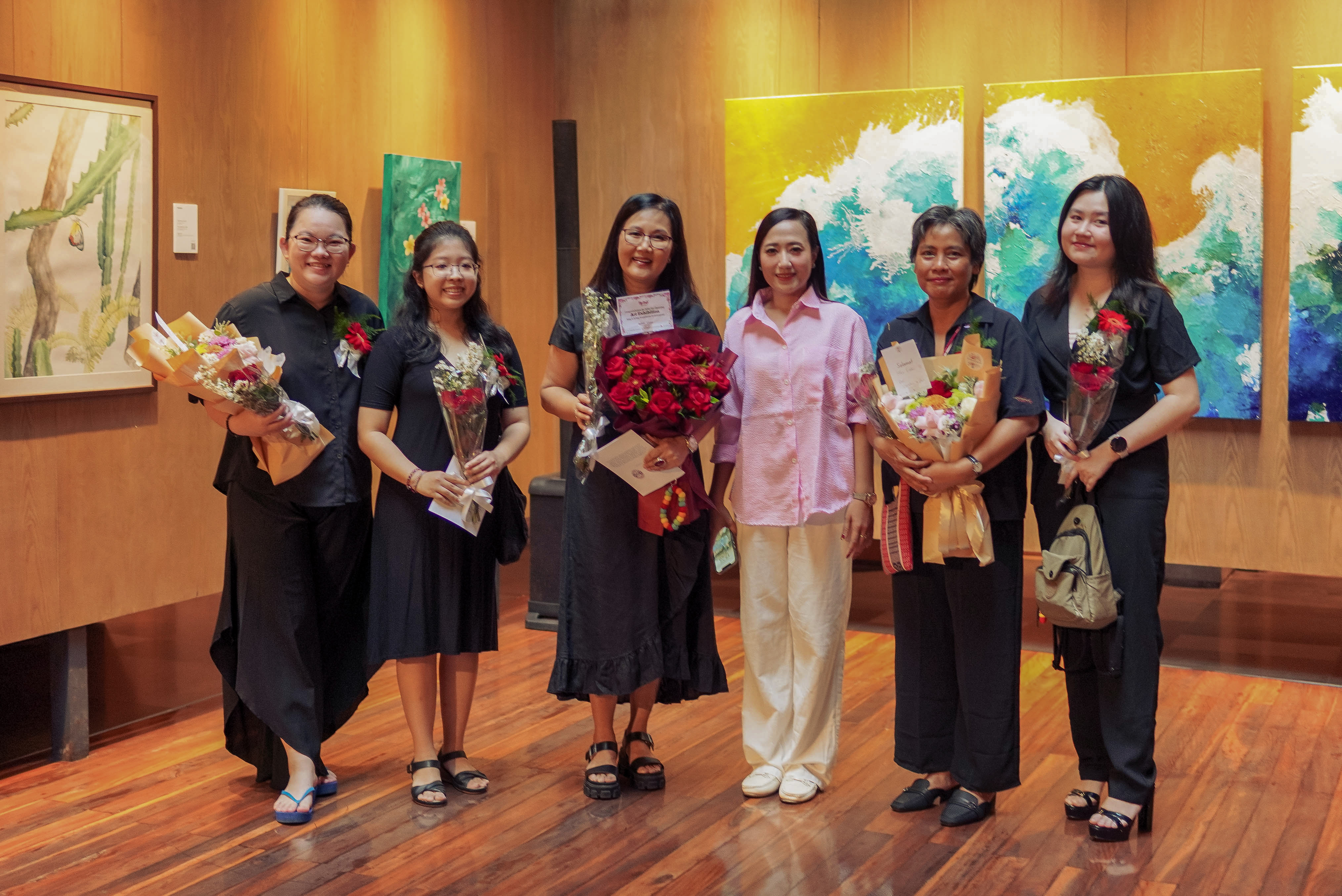 PAMERAN KOLEKTIF: Red Dragonfly Artisan Corner Terdiri dari 7 Perupa Wanita dalam Pameran di ARTOTEL Sanur Bali.