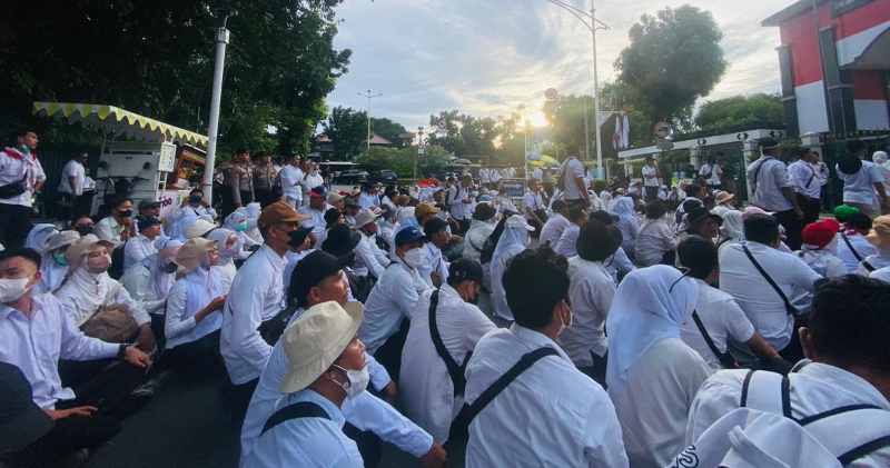 PROTES : Ribuan massa dari pegawai honorer nondatabase siap bermalam di Kemenpan RB, Jakarta. (rizki maulizar)