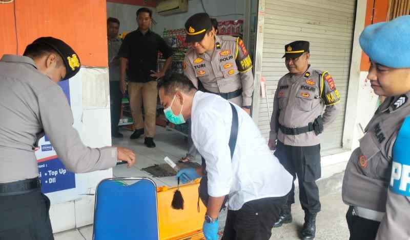 GELAR OLAH TKP: Aparat kepolisian saat melakukan olah TKP di lokasi toko di Seraya Tengah yang disatroni maling.(ist)