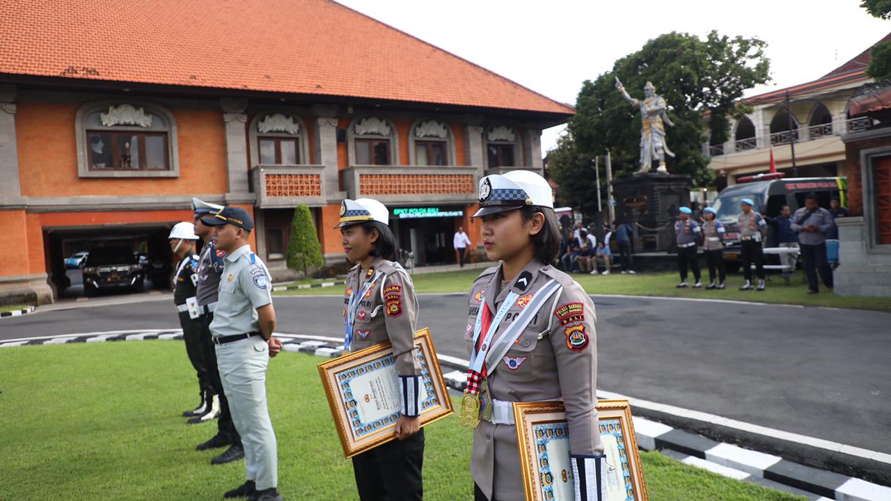 Iptu Kadek Ayu Vicka Permata Citradiwi, Pamin 1 Si STNK Subdit Regident, tampil sebagai Juara 1 Beregu Menembak Presisi 25 Meter .