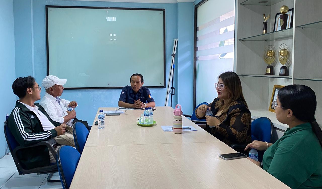 GedeAgung Jonapartha (bertopi) dan) Dr. Putu Eka Trisno Dewi, S.H., M.H (batik) saat menyampaikan klarifikasi di kantor radarbali.id, Senin 17 November 2025