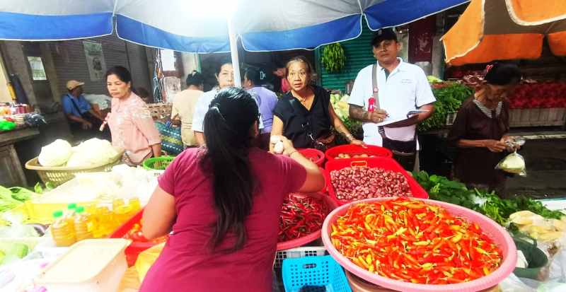 CEK LANGSUNG : Petugas UPT Pasar melakukan pemantauan harga kebutuhan pokok jelang Galungan di Pasar Umum Jembrana. (foto: UPT Pasar Jembrana)