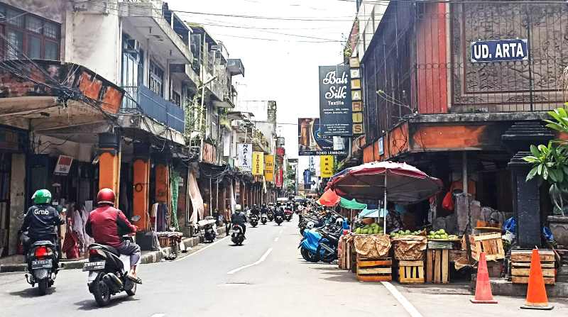 NOL KILOMETER DENPASAR : Suasana di Jalan Sulawesi Denpasar. Ke depan bakal jadi pusat kuliner. (Adrian Suwanto/Radar Bali)