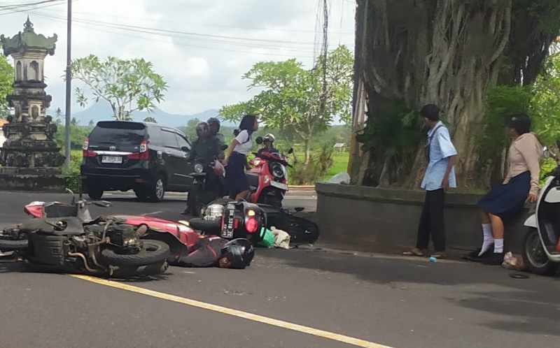 BURU-BURU KE SEKOLAH : Kecelakaan di Jalan Denpasar - Gilimanuk, Desa Kaliakah, Kecamatan Negara, Senin (17/11/2025) lalu. (M.Basir/Radar Bali0