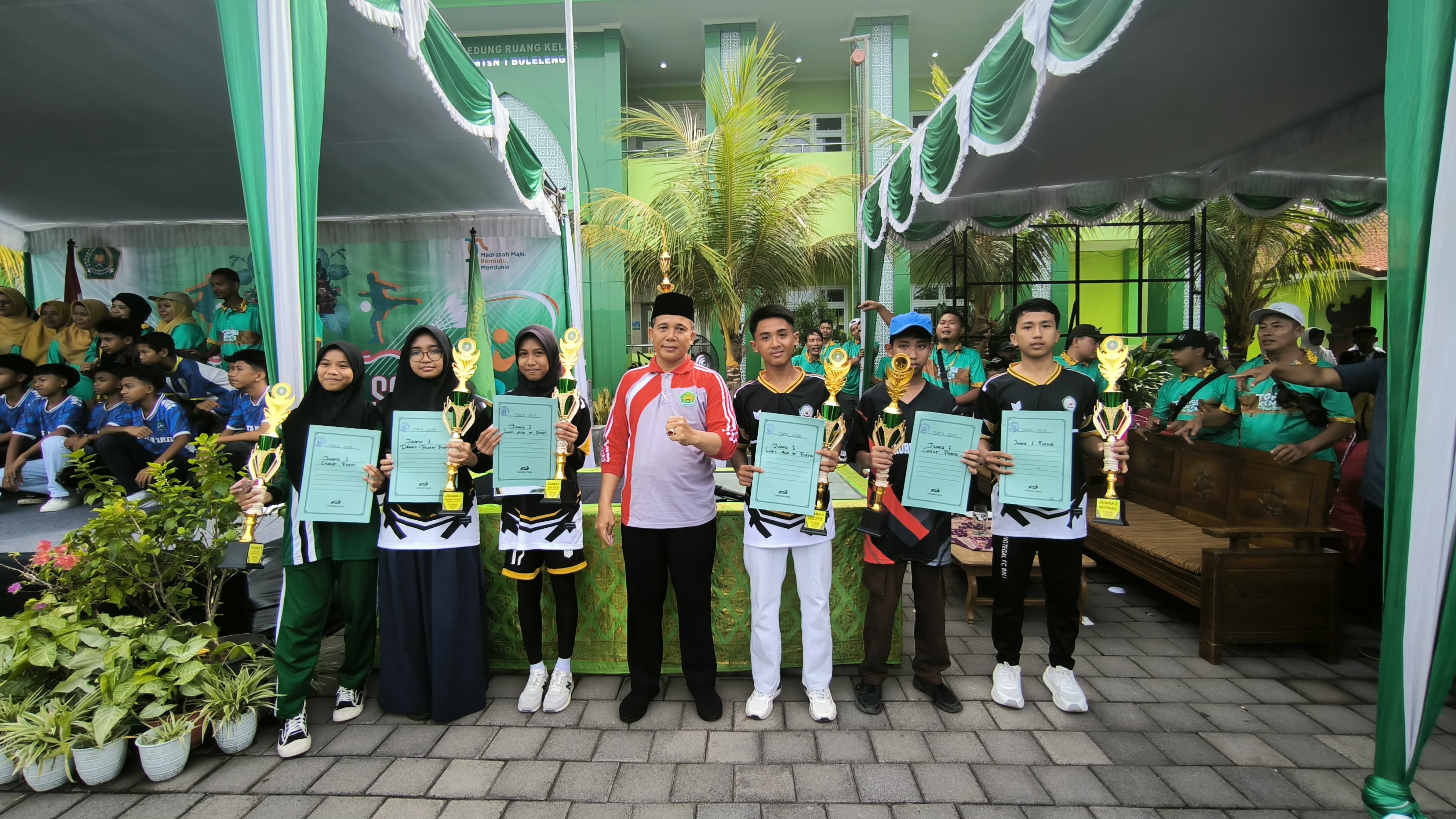 BERPRESTASI: Para siswa siswi berprestasi ajang Torsi MTs Buleleng pegang piala bersama Kasi Pendis H. Lewa Karma