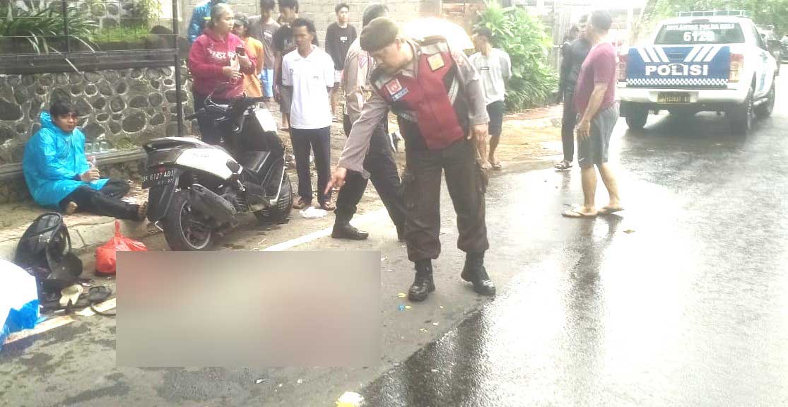 PERIKSA LOKASI KEJADIAN: Polisi memeriksa lokasi kecelakaan maut di Jalan Raya Singaraja-Denpasar, di depan SMPN 1 Sukasada. (Foto: Polres Buleleng untuk Radar Bali)