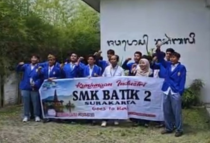 STUDI MEDIA: Para siswa SMK Batik 2 Surakarta saat foto bersama di halaman Jawa Pos Radar Bali