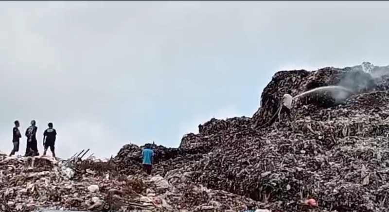 TERUS MENGGUNUNG : Kondisi TPA Peh, Jembrana, yang semakin menumpuk dan menggunung. (M.Basir/Radar Bali)