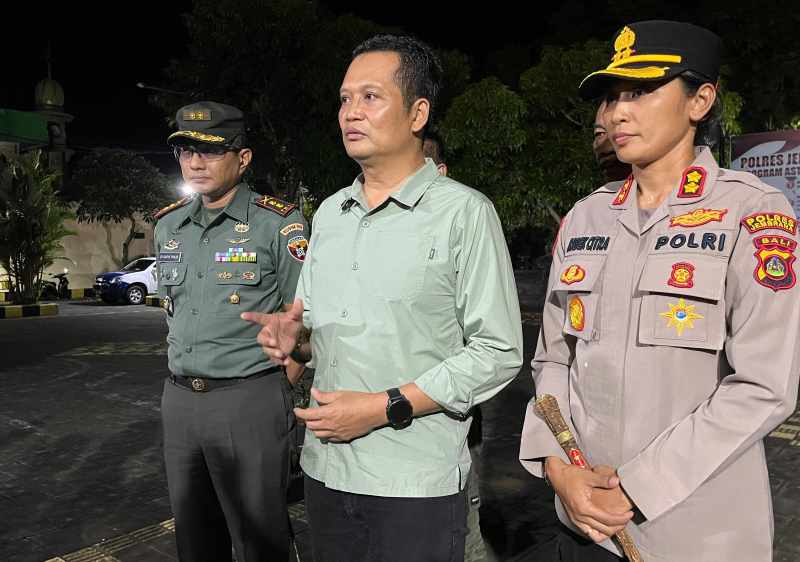 MURKA: Bupati Jembrana I Made Kembang Hartawan bersama Kapolres Jembrana dan Dandim Jembrana mengecam keras kejadian vandalisme bendera Merah Putih.(Humas Pemkab Jembrana)