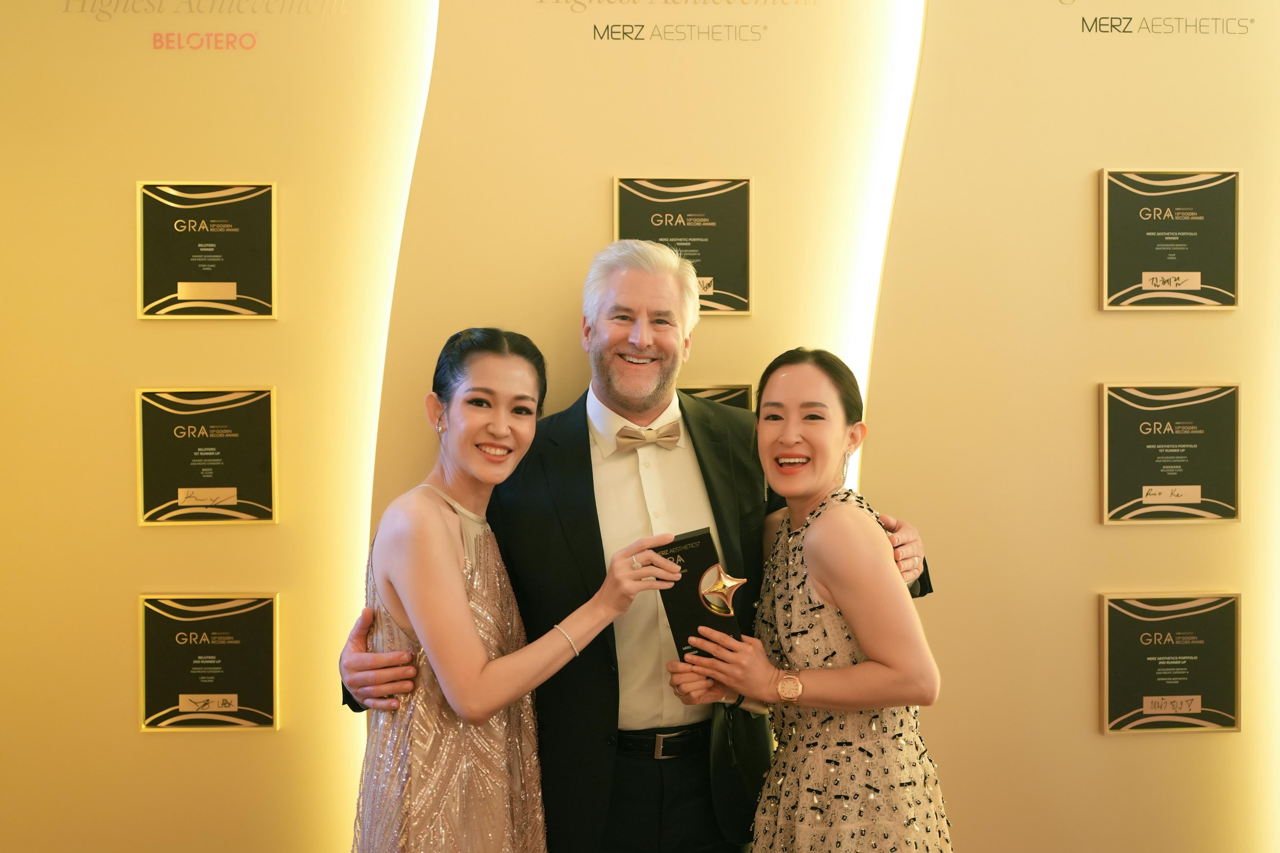 Dari kiri: dr. Aida Setiawan Senior Doctor of Jakarta Aesthetic Clinic, Mr. Bob Rhatigan CEO Merz Aesthetics Global, dan dr. Olivia Ong Founder of Jakarta Aesthetic Clinic.