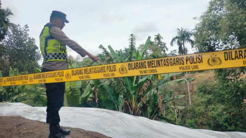 PANTAU LOKASI : Personel Polsek Pintu Rime Gayo meninjau lokasi longsor. (dok : Polres Bener Meriah)