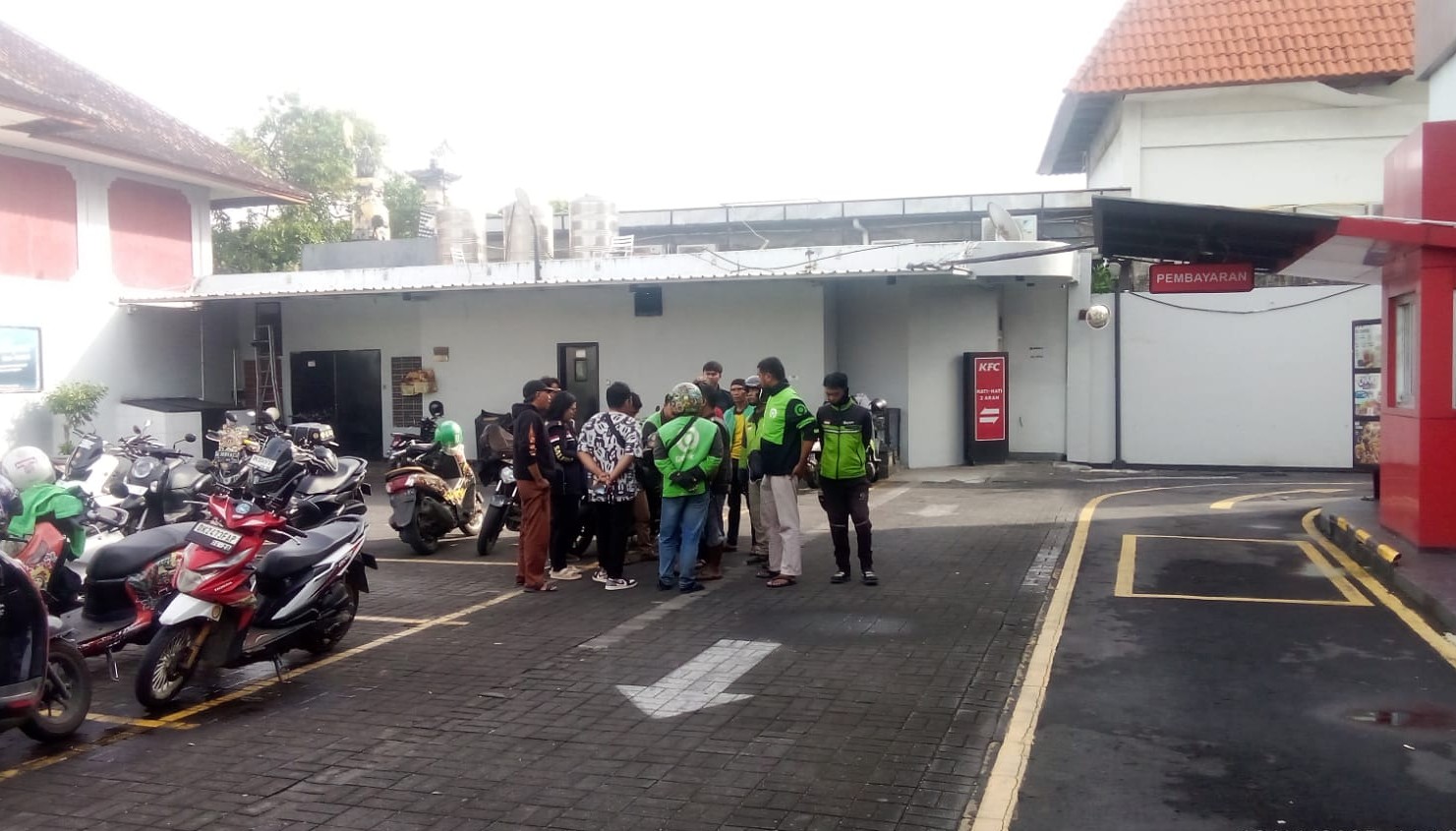 DITANDUK: Keributan yang berujung penganiayaan pada seorang pengunjung oleh debt collector di area parkir KFC Bypass Ngurah Rai