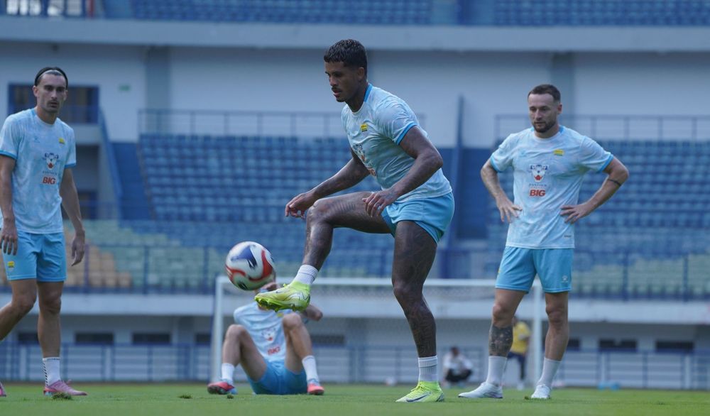 PINCANG - Ramon Tanque dan Mark Klok berlatih di GBLA menjelang bertemu Dewa United.