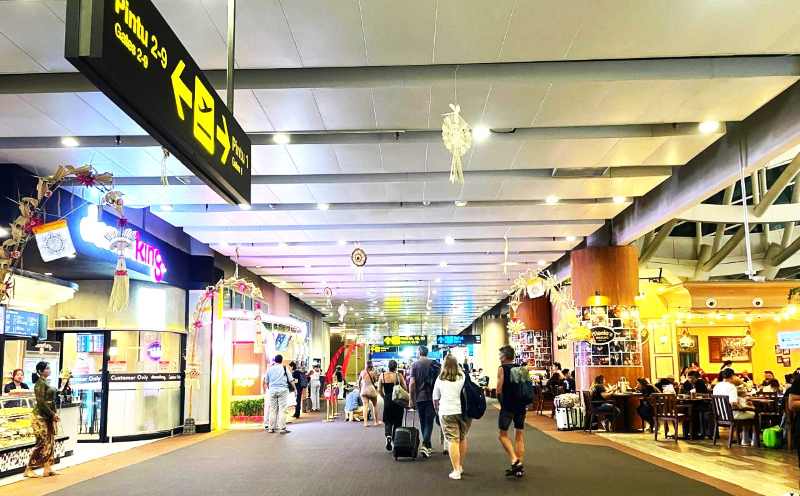 TETAP NORMAL: Aktivitas penumpang di Bandara Internasional I Gusti Ngurah Rai .(foto: istimewa)
