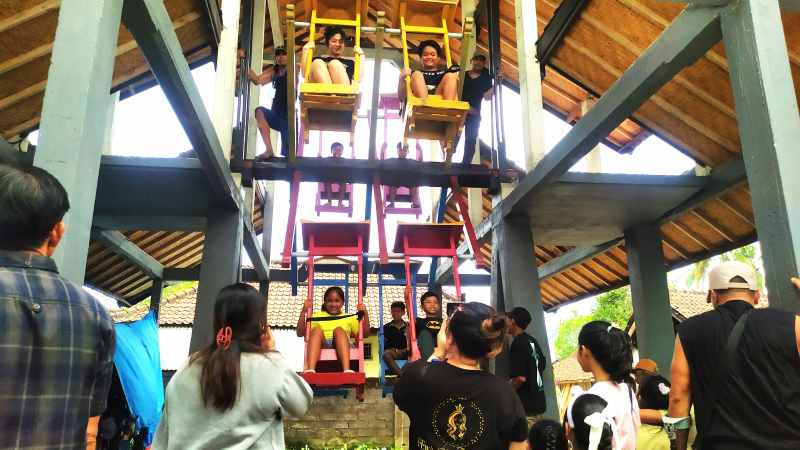 KLASIK YANG ASYIK : Permainan ayunan tradisional di Banjar Nusasakti, Desa Nusasari, Kecamatan Melaya. (M.Basir/Radar Bali)