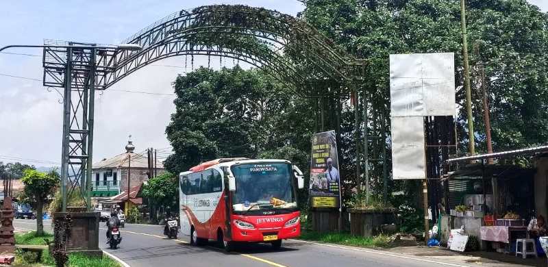 AKAN DITATA ULANG : Tugu dan gapura batas wilayah akan ditertibkan kembali administrasinya, agar jelas perawatannya.(dok.Radar Bali)